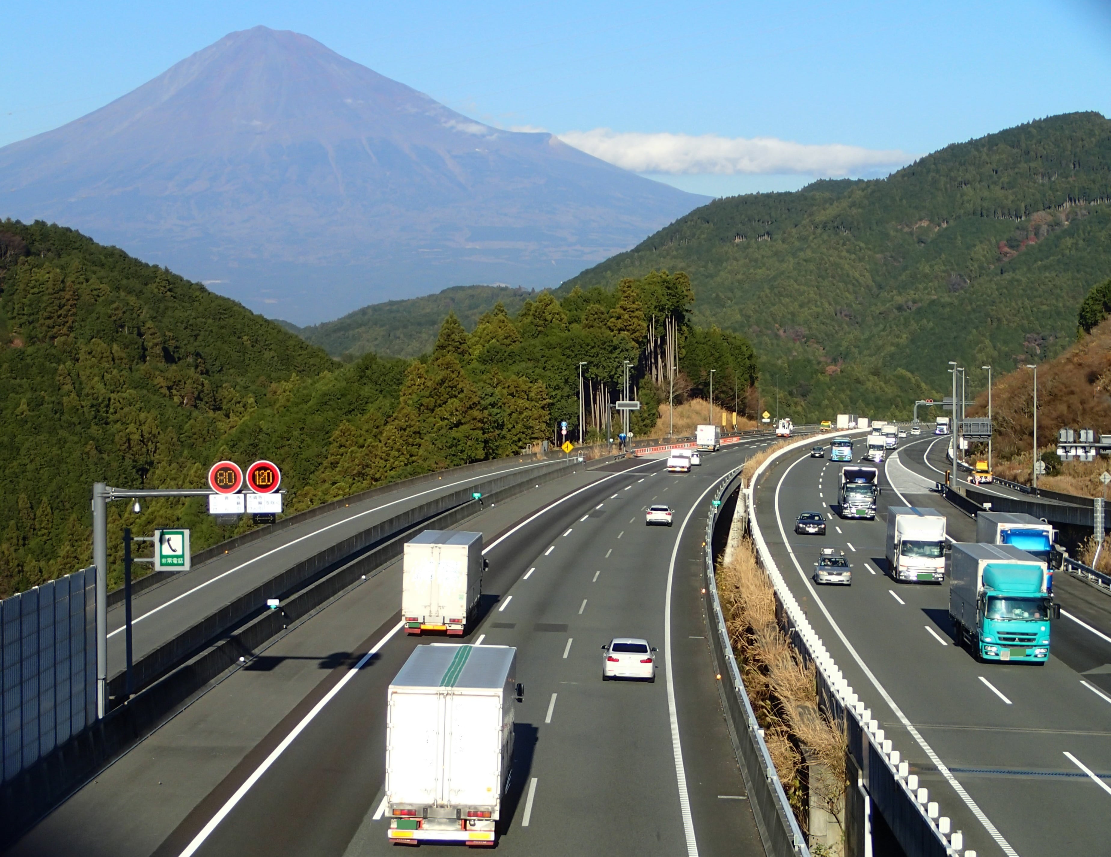 富士山を望む新東名6車線化区間